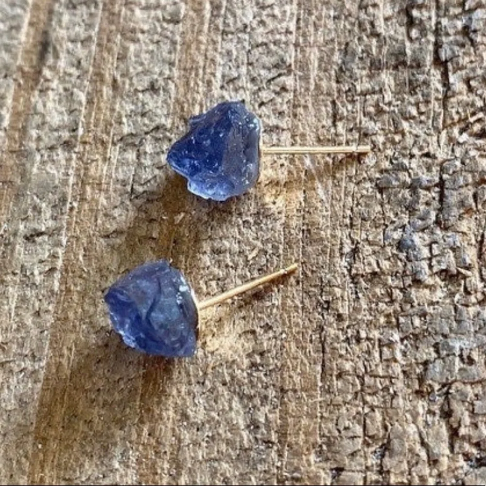 🆕 New Raw Alexandrite Crystal Stud Gemstone Earrings - Picture 1 of 8